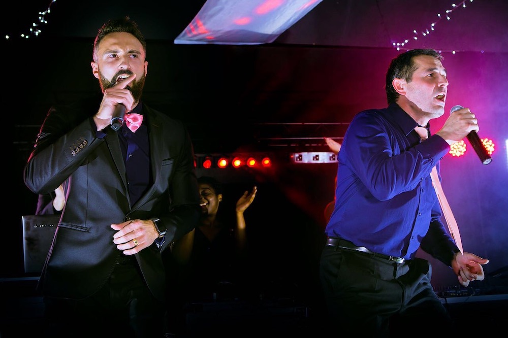 tamada stas und sänger bogdan auf einer deutsch russischen hochzeit beim singen mit der planung von stasevents