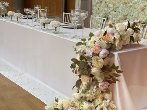 Blumen für Brautpaartisch Wasserfall Blumenwasserfall langes Blumengesteck hängend vom Tisch leihen und mieten Hochzeit sunnydeko1