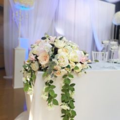 Blumen für Brautpaartisch Wasserfall Blumenwasserfall langes Blumengesteck hängend vom Tisch leihen und mieten Hochzeit sunnydeko2