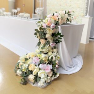 Blumen für Brautpaartisch Wasserfall Blumenwasserfall langes Blumengesteck hängend vom Tisch leihen und mieten Hochzeit sunnydeko3