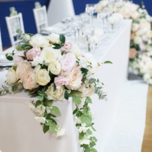 Blumen für Brautpaartisch Wasserfall Blumenwasserfall langes Blumengesteck hängend vom Tisch leihen und mieten Hochzeit sunnydeko3