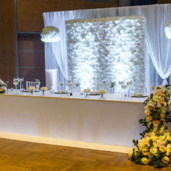 Brautpaartisch Brauttisch mit Rückwand Inessa mieten und leihen für Hochzeit Dekorateur Stasevents Deko Verleih 1
