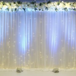 Fotowand und Rückwand als Rück Abdeck Wand mit Stoff und Blumen für Hochzeit mieten mit Lichterketten Verleih von StasEvents leihen als Hochzeitsdeko