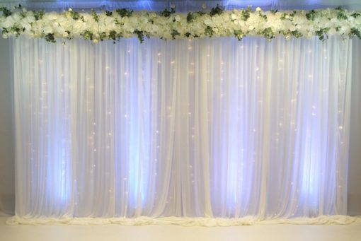 Fotowand und Rückwand als Rück Abdeck Wand mit Stoff und Blumen für Hochzeit mieten mit Lichterketten Verleih von StasEvents leihen als Hochzeitsdeko