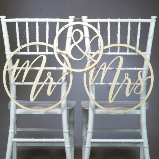 Mr und Mrs Kreis Zeichen aus Holz zum Aufhängen an Stuhl hängen für freie Trauung mieten beim Dekoverleih1