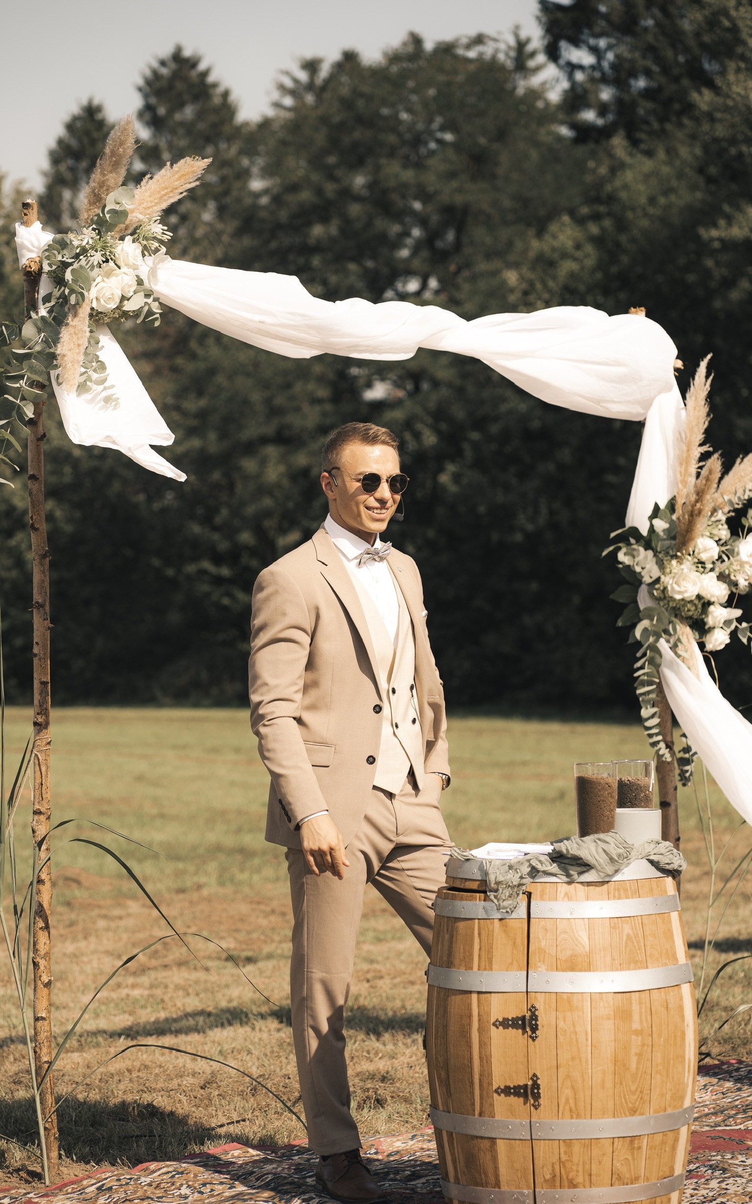 Tamada Alex und freier Redner für deutsch russische Hochzeit StasEvents mit Brautpaar bei Freie TrauungTamada Alex und freier Redner für deutsch russische Hochzeit StasEvents bei Freie Trauung Teil 2