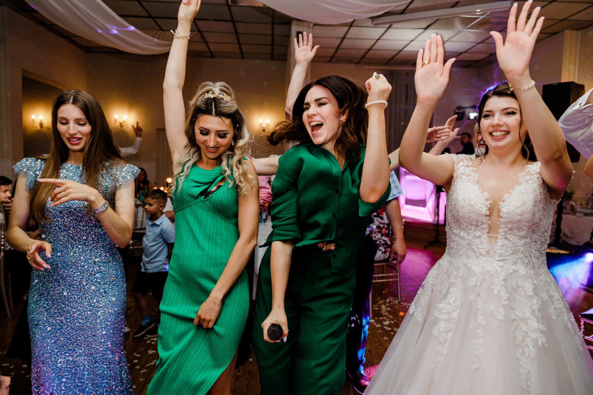 Tamada Julia tanzt zusammen mit Hochzeitsgästen auf einer deutsch russischen Hochzeit