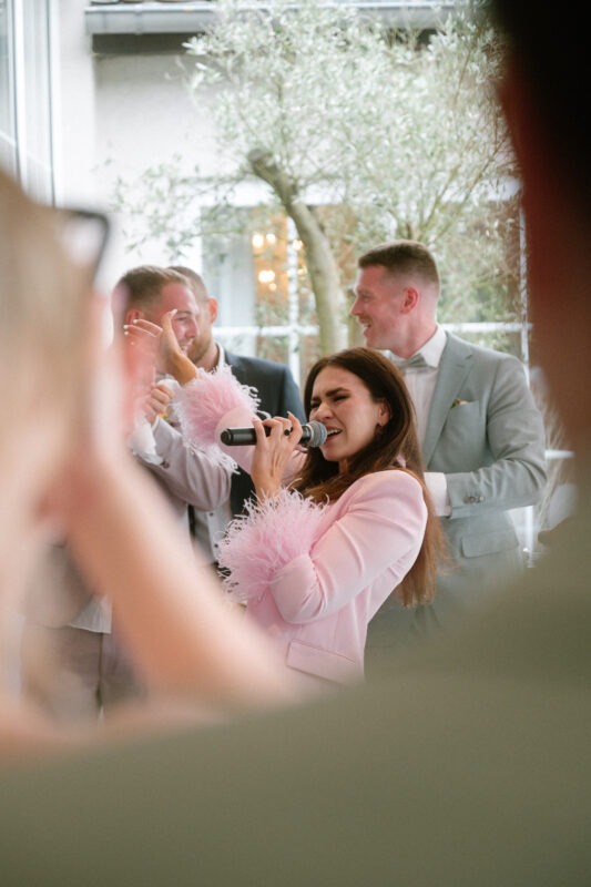 Hochzeitsmoderatorin und Tamada Julia gibt Vollgas auf einer deutsch russischen Hochzeit und begeistert die Hocjhzeitsgäste