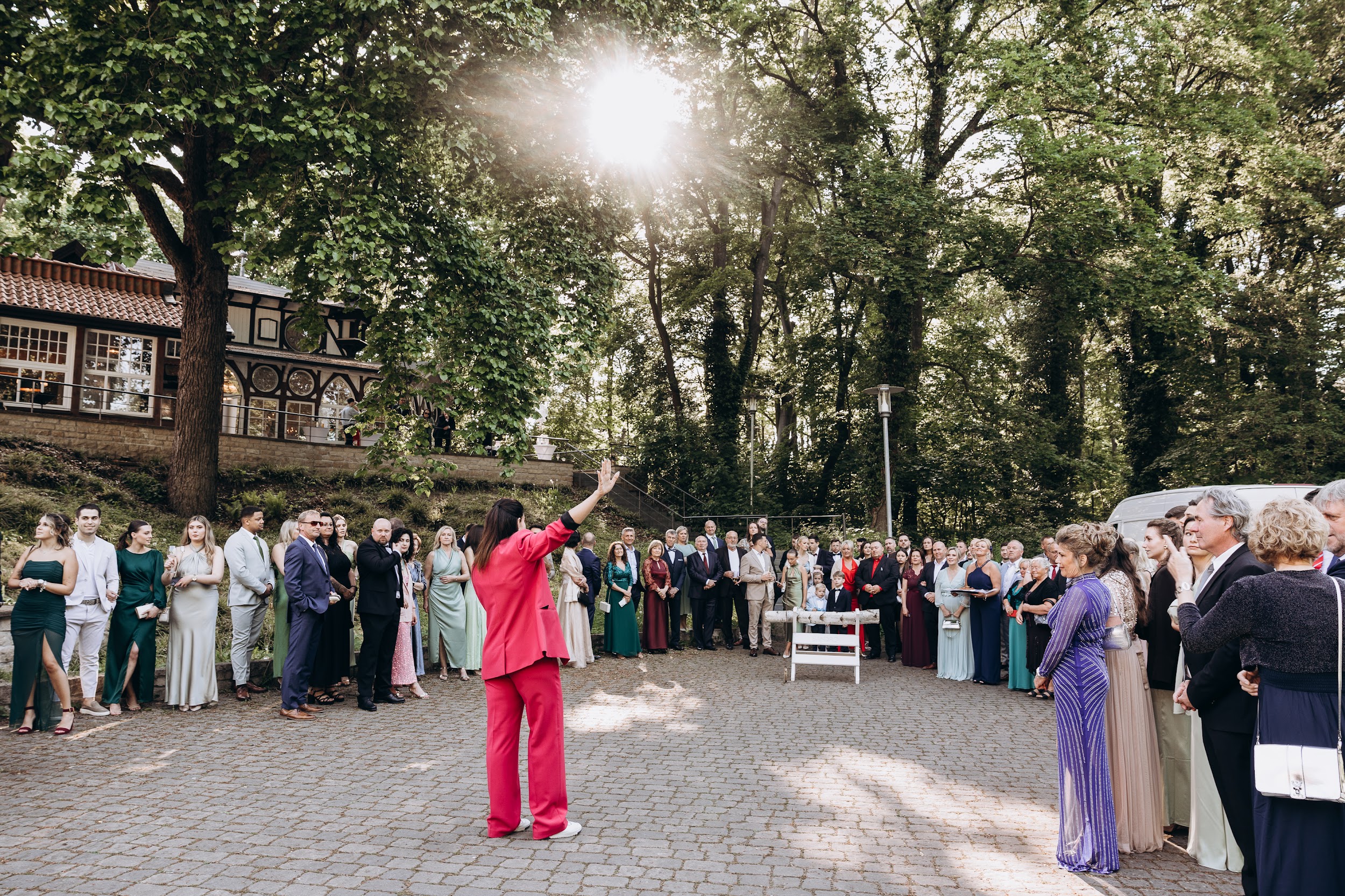 Hochzeitsmoderatorin und Tamada Julia empfängt die Gäste und das Brautpaar auf einer deutsch russischen Hochzeit