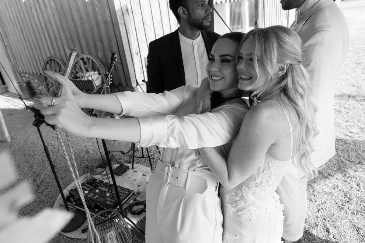 Hochzeitsmoderatorin und Tamada Julia macht ein Selfie mit der Braut auf einer deutsch-russischen Hochzeit
